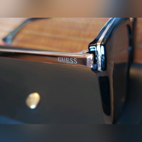 Guess Sunglasses w 😎 case and cleansing cloth - Picture 7 of 7